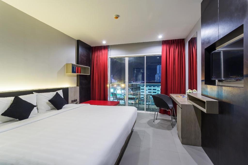 Ein Bett oder Betten in einem Zimmer der Unterkunft Neon Patong