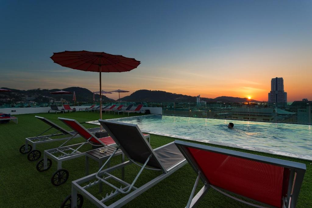 Der Swimmingpool an oder in der Nähe von Neon Patong