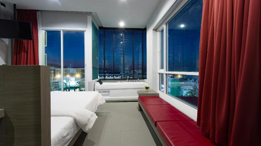 Ein Bett oder Betten in einem Zimmer der Unterkunft Neon Patong