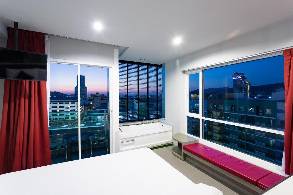 Ein Bett oder Betten in einem Zimmer der Unterkunft Neon Patong