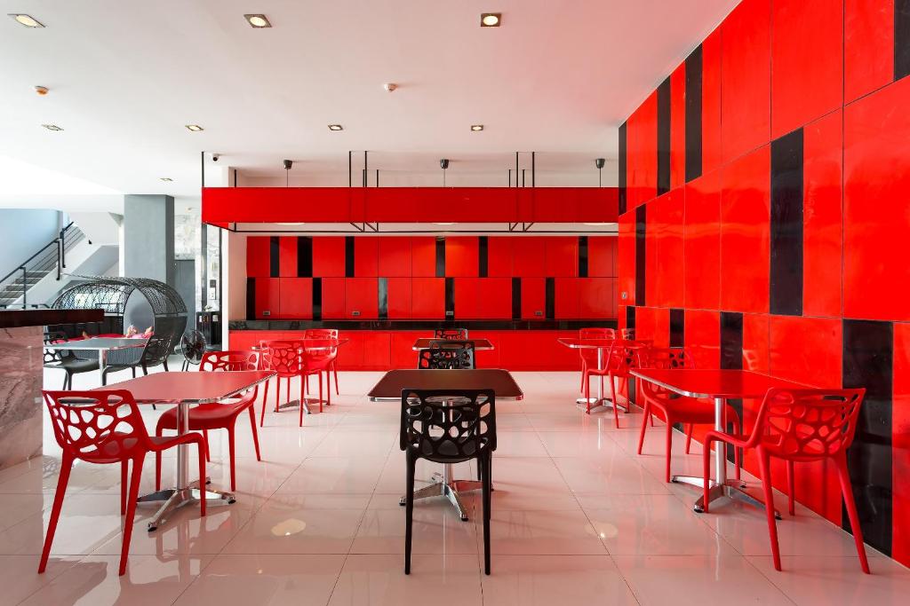 Ein Sitzbereich in der Unterkunft Neon Patong