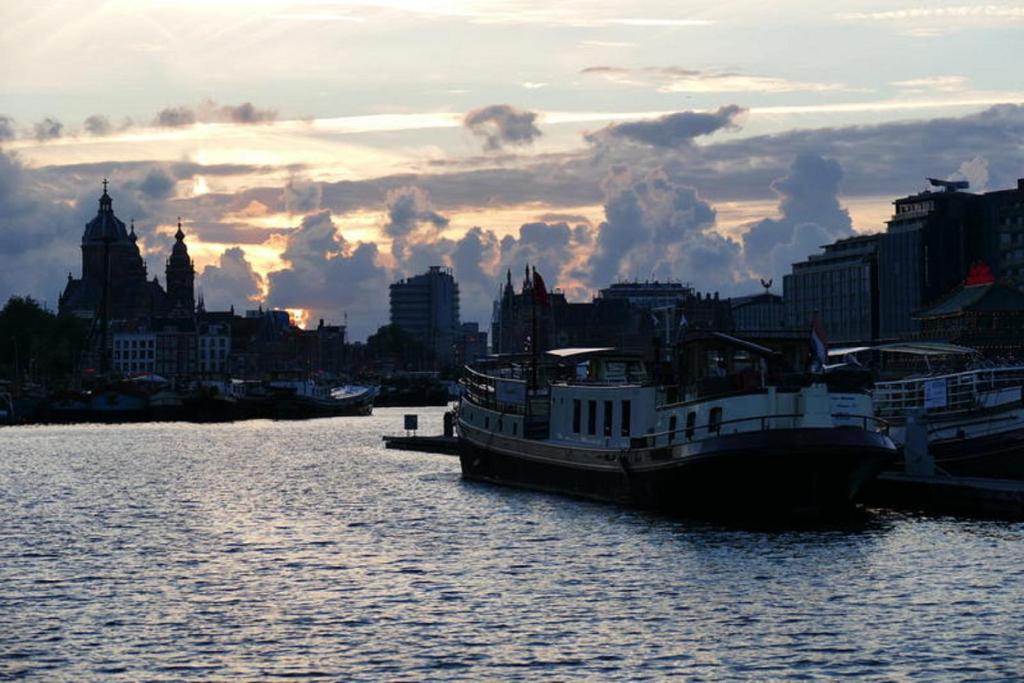 um par de barcos estão ancorados na água em MPS Waterland Amsterdam em Amsterdã