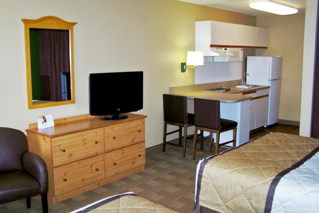 A room with a kitchenette at the Extended Stay America Suites - Los Angeles - Torrance - Del Amo Circle.