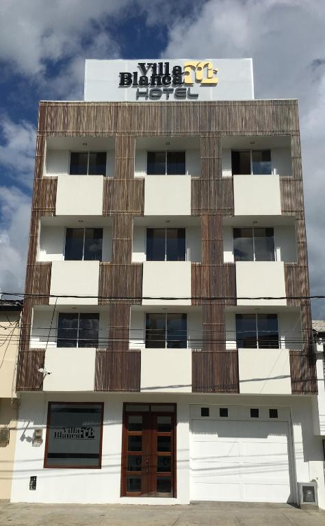 Un edificio con un cartel encima en Hotel Villa Blanca, en Popayán