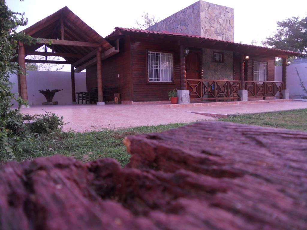 uma grande casa de madeira com um alpendre em frente em Estancia LOS FUNDADORES em Comalcalco