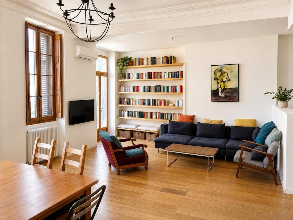 Rare bright 4-room apartment with terrace, air conditioning & private parking