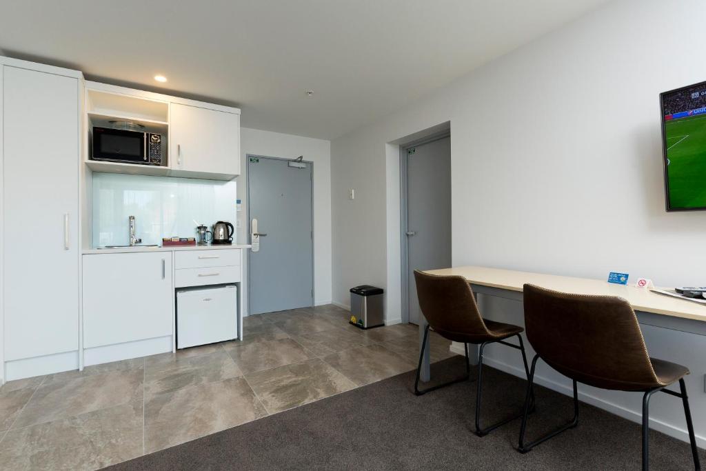 2 on Whiteleigh and 239 on Lincoln Motel - Resim 36