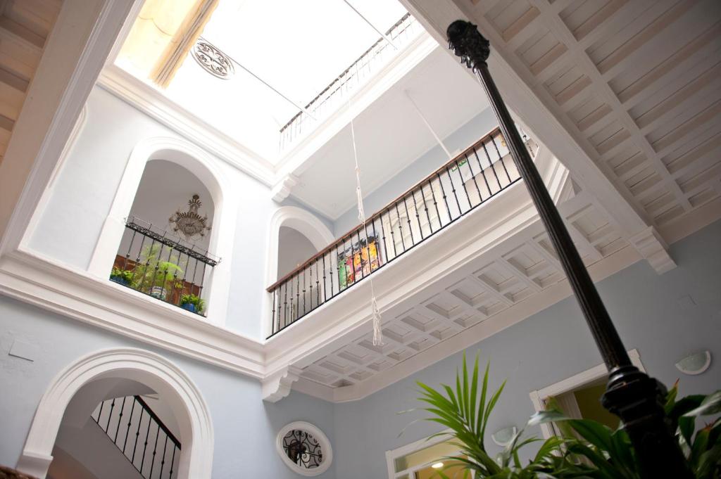 Cette grande chambre est dotée d'un plafond avec une lucarne. dans l'établissement Casa Patio del Panadero, à Cadix