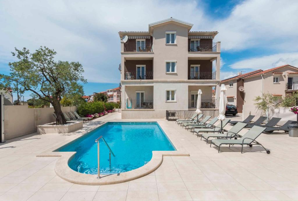 Apartments with Pool Fazana-Fazana (Region) 46860