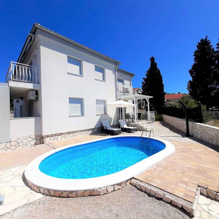 Apartment with Pool in Krk-Insel Krk 54132