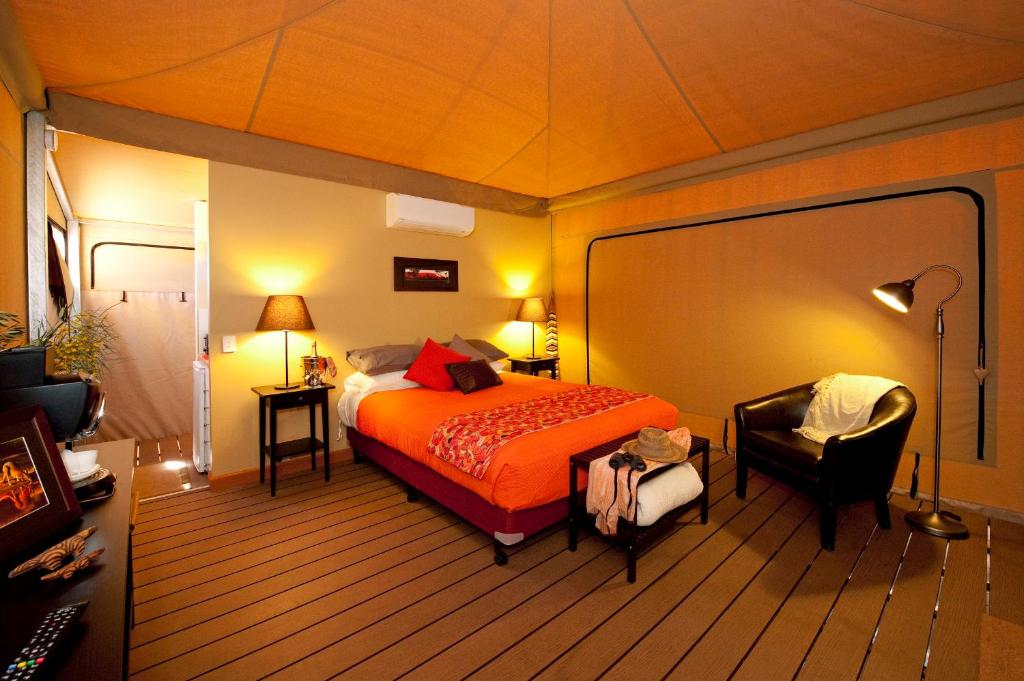 Postel nebo postele na pokoji v ubytování Squeakywindmill Boutique Tent B&B