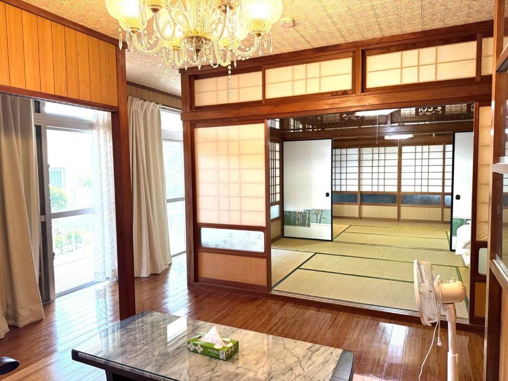 畳で寛ぐ日本の家たもとや