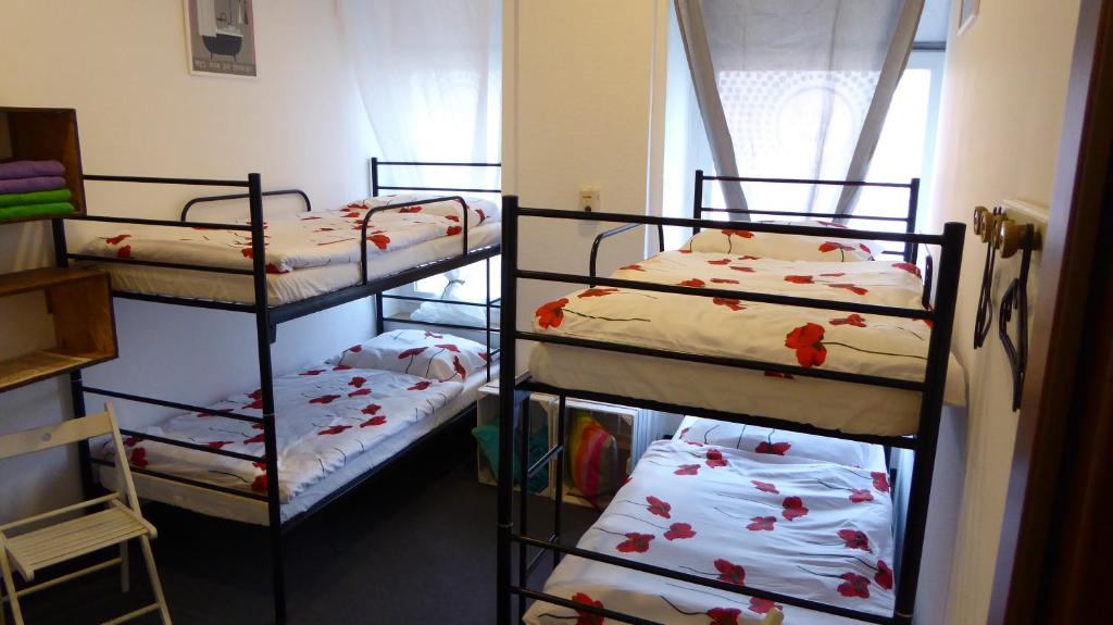 Łóżko lub łóżka w pokoju w obiekcie FlyFly Hostel , darmowy parking , rezerwuj przez urządzenia mobilne -10 procent