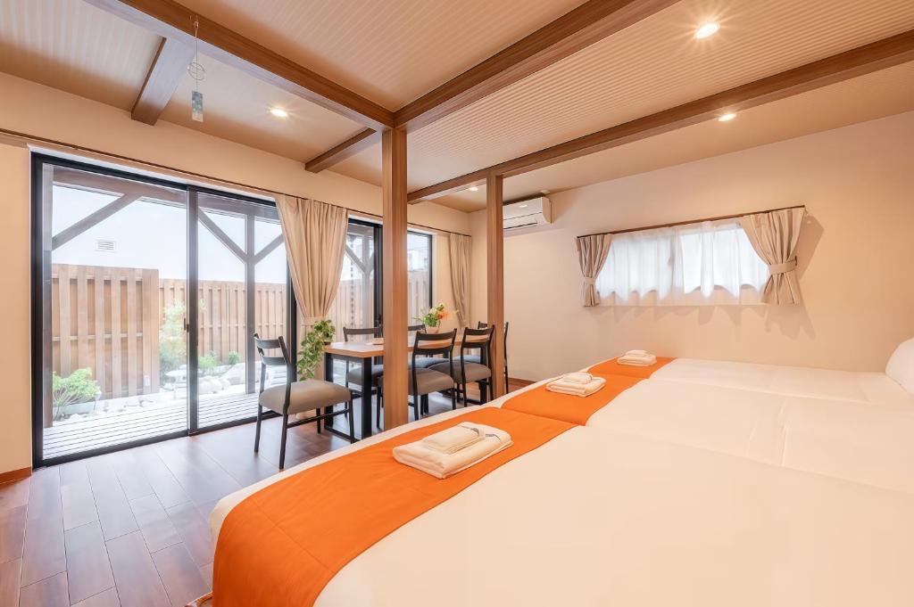 Yun Di , House with Private Garden, 2 minute walk from Hanazono cho Subway , 4 bedrooms , 2 upstairs , 2 downstairs , with 12 double beds, 4 bathrooms , 5 minute tram ride to Shinsaibashi , parking available nearby