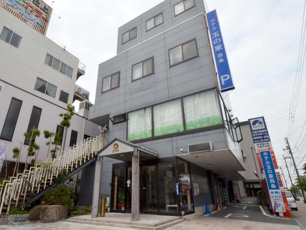 un edificio con una escalera delante de él en Hotel Tamanoya, en Saijo