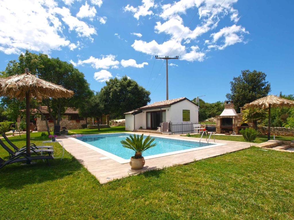 Holiday Home with Pool in Rovinj-Istrien 44575