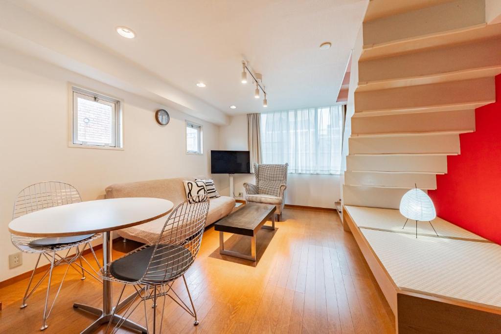 東真ビル4階5階 A 4-minute walk from the station One direct train to Shinjuku Station