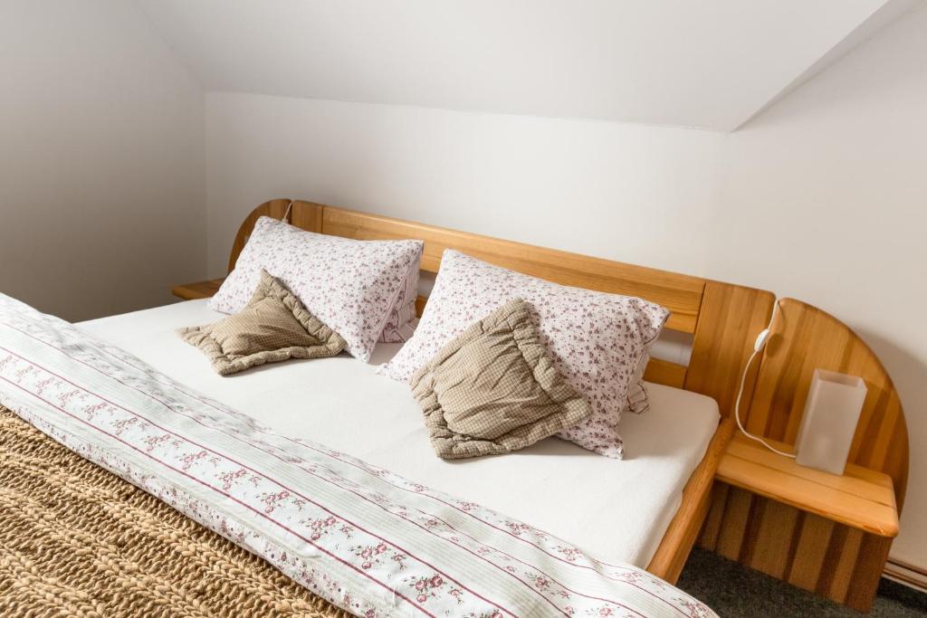 Postel nebo postele na pokoji v ubytování Penzion u lípy