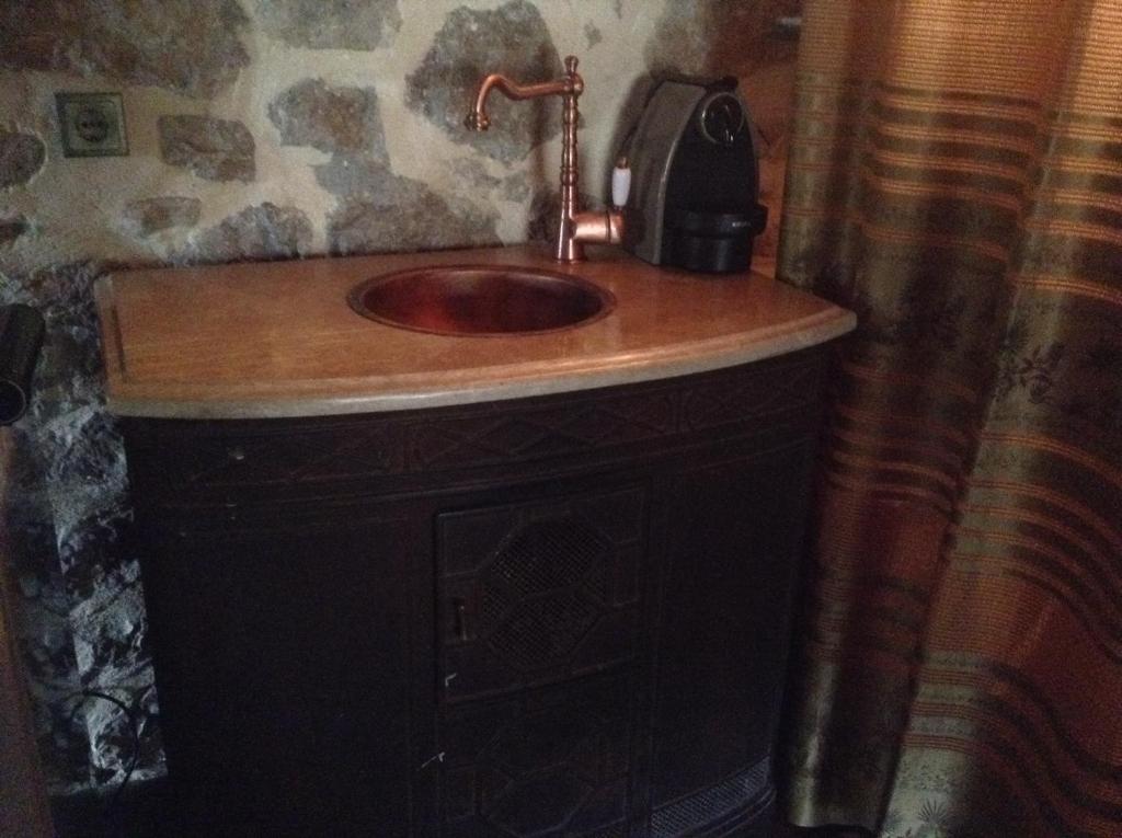 Fotografia z galérie ubytovania Vargiani Stone Retreat with Fireplace & View v destinácii Graviá