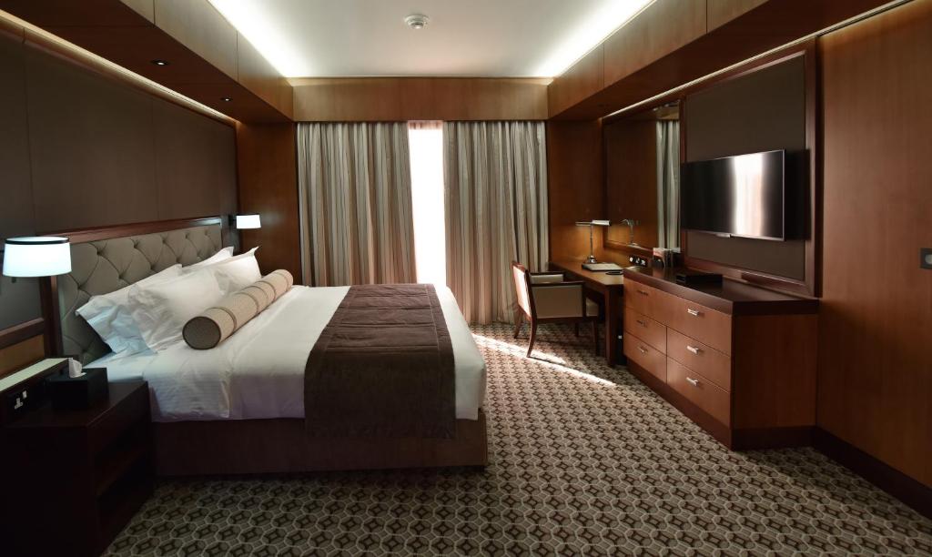 Postel nebo postele na pokoji v ubytování Ayla Grand Hotel