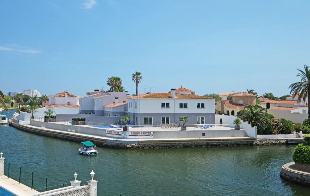 Villa Canal Blue