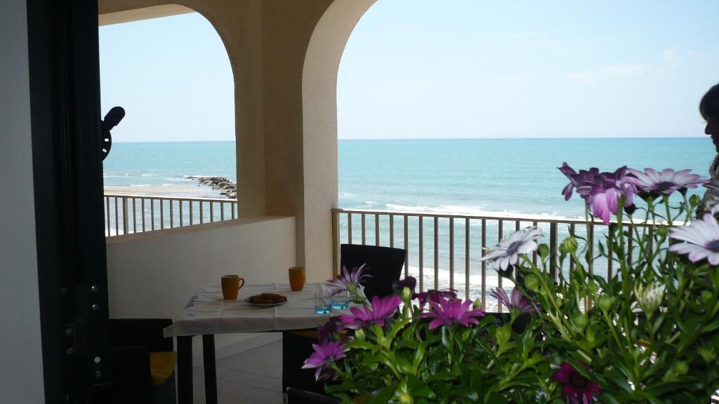 balcone con tavolo e vista sull'oceano di Casa Sul Mare con Vista Mozzafiato a Donnalucata