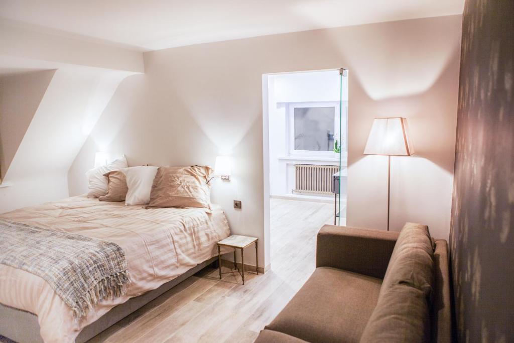 - une chambre avec un lit et un canapé dans l'établissement Sable d'O -Vlak aan de zee-, à Ostende