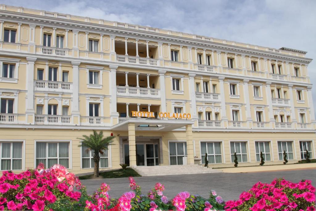 un gran edificio blanco con un cartel. en Hotel Colaiaco, en Anagni