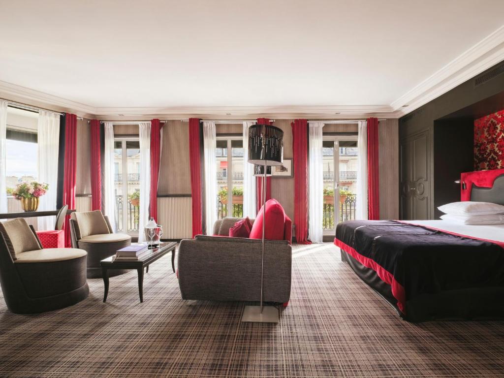 Junior Suite with Opera View and Balcony — room photograph