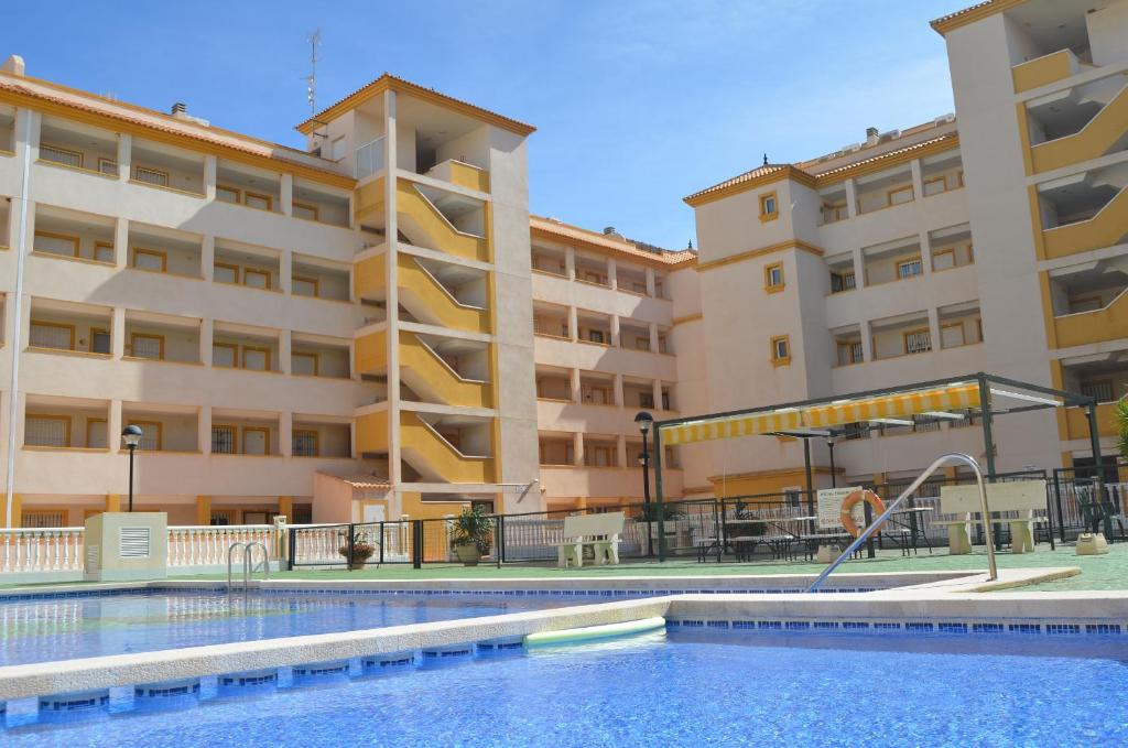 マール・デ・クリスタルにあるRibera Beach 3 - 1208のプールと遊び場付きのアパートメントビル