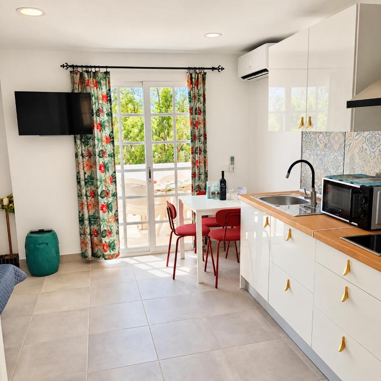 Villa Marisol - Entire Apartment, Pool & Beach