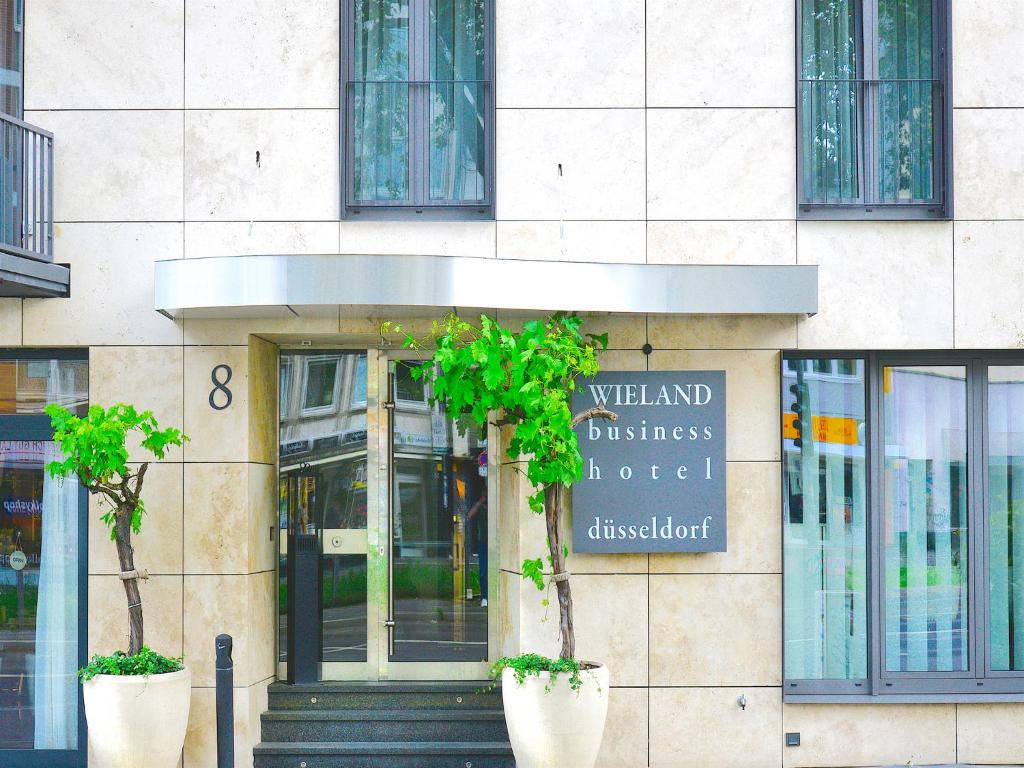 een gebouw met een ingang naar een hotel bij Business Wieland Hotel in Düsseldorf