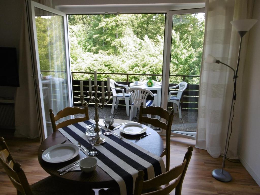 une salle à manger avec une table et une grande fenêtre dans l'établissement Ferienwohnung Waldblick, à Braunlage