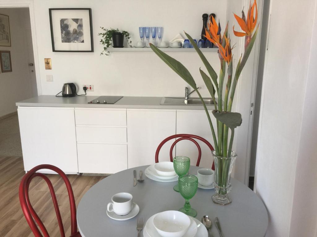 Příslušenství pro přípravu čaje a kávy v ubytování Pasithea Holiday Apartments