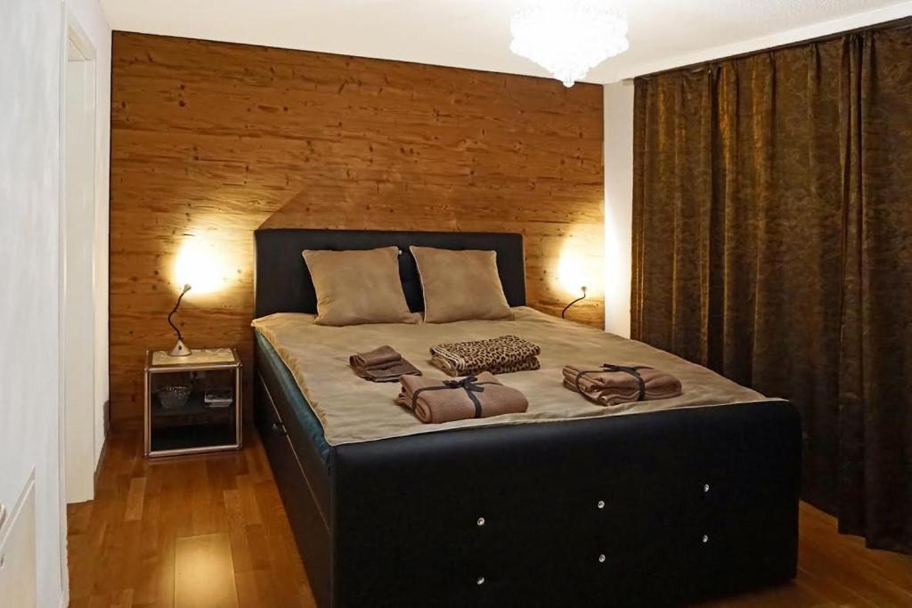 Giường trong phòng chung tại Switzerland Iseltwald Apartment