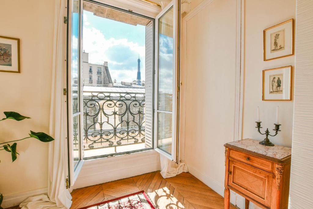 Eiffel Tower view Rose, apartment #1