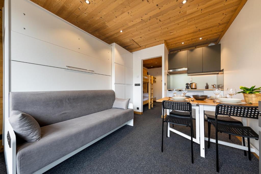 Residence Dome de Polset, Ski In-Out with WiFi in Val Thorens, "V13" by Versant Collection