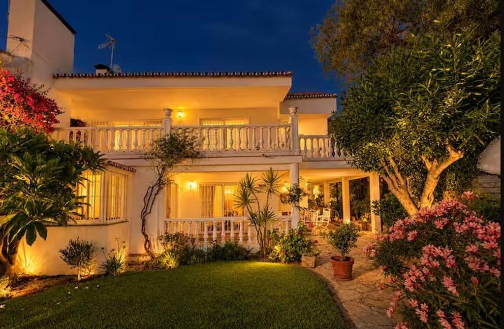 4BR Villa | Garden, BBQ & Beach 3m walk | Marbella