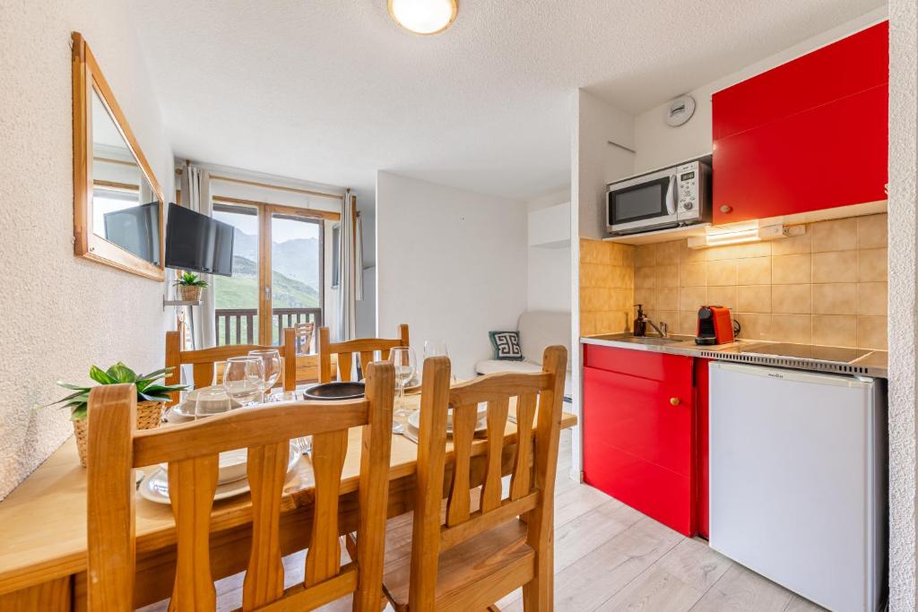 Residence Cimes de Caron, Ski In-Out with WiFi in Val Thorens, "V12" by Versant Collection