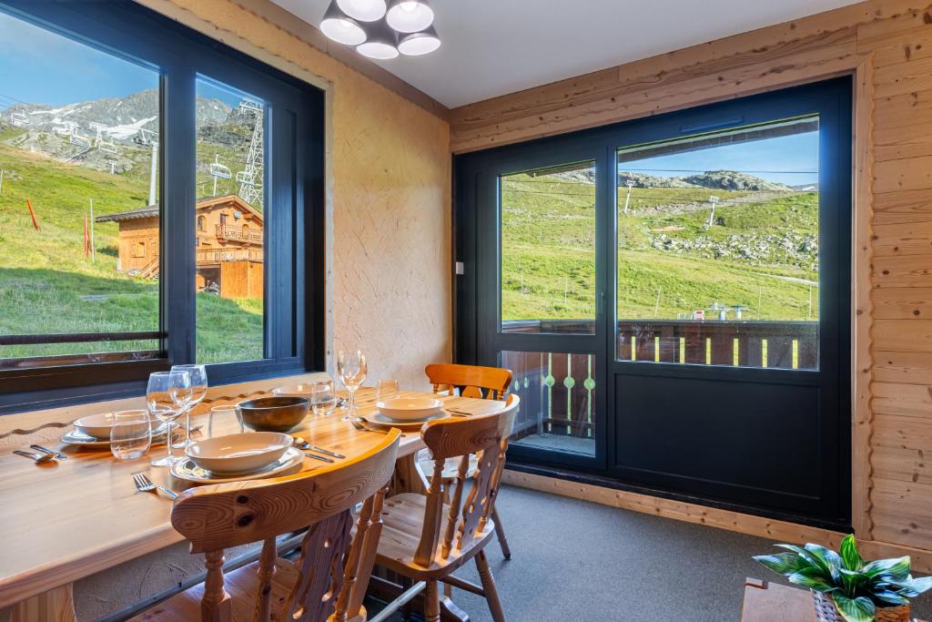 Residence Olympic, Ski In-Out with WiFi in Val Thorens, "V11" by Versant Collection