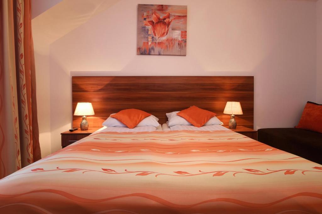 ウストロニエ・モルスキエにあるWilla Venusのベッドルーム1室(大型ベッド1台、ランプ2つ付)