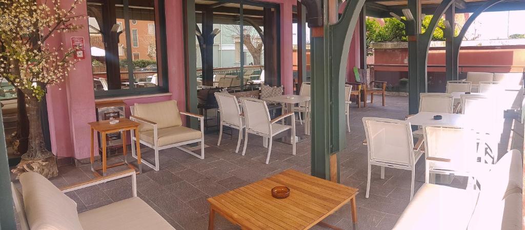 Restauracja lub miejsce do jedzenia w obiekcie Hotel Sabra