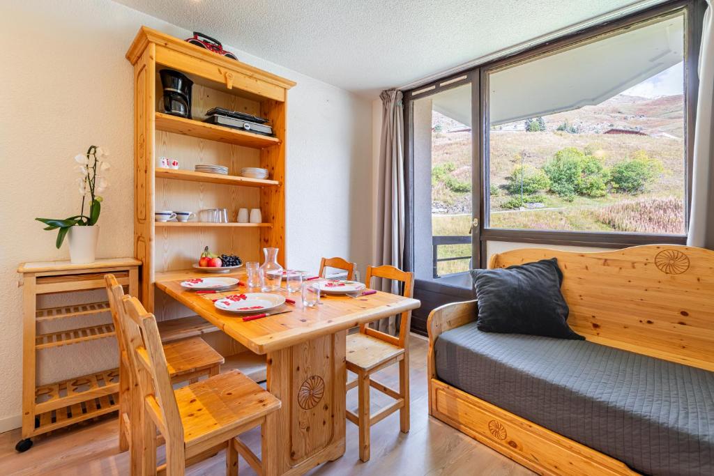 Residence Le Median, Ski In-Out with WiFi in Les Menuires, "V17" by Versant Collection