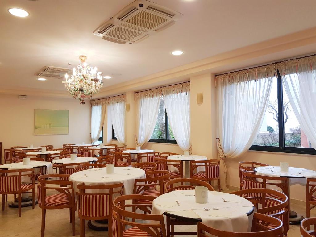 Reštaurácia alebo iné gastronomické zariadenie v ubytovaní Hotel Sabra