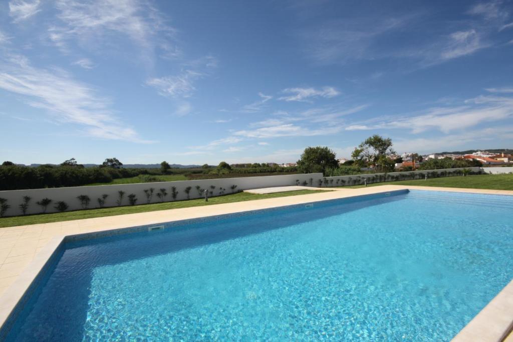 uma piscina no meio de uma casa em Carmona G em São Martinho do Porto