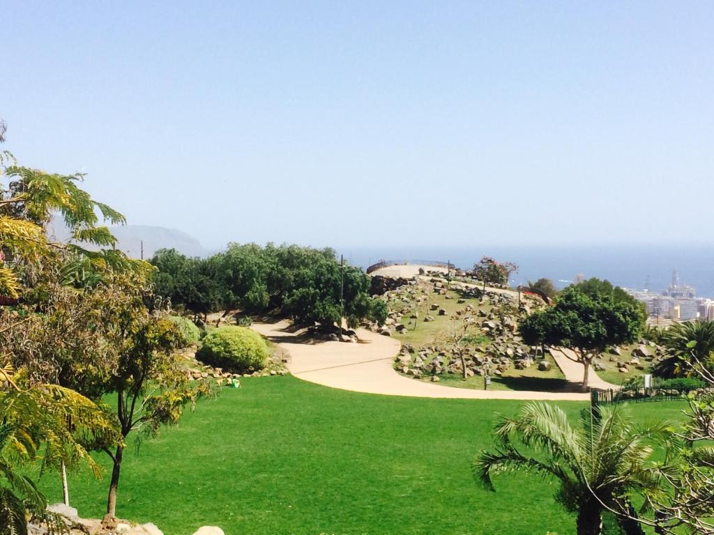 サンタクルス・デ・テネリフェにあるCasa Miramarの緑の芝生と海の景色を望む