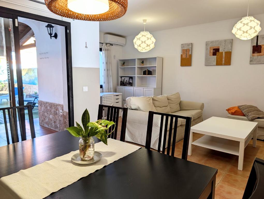 CASA RODO, ideal remote work, relaxing, pool and surfing