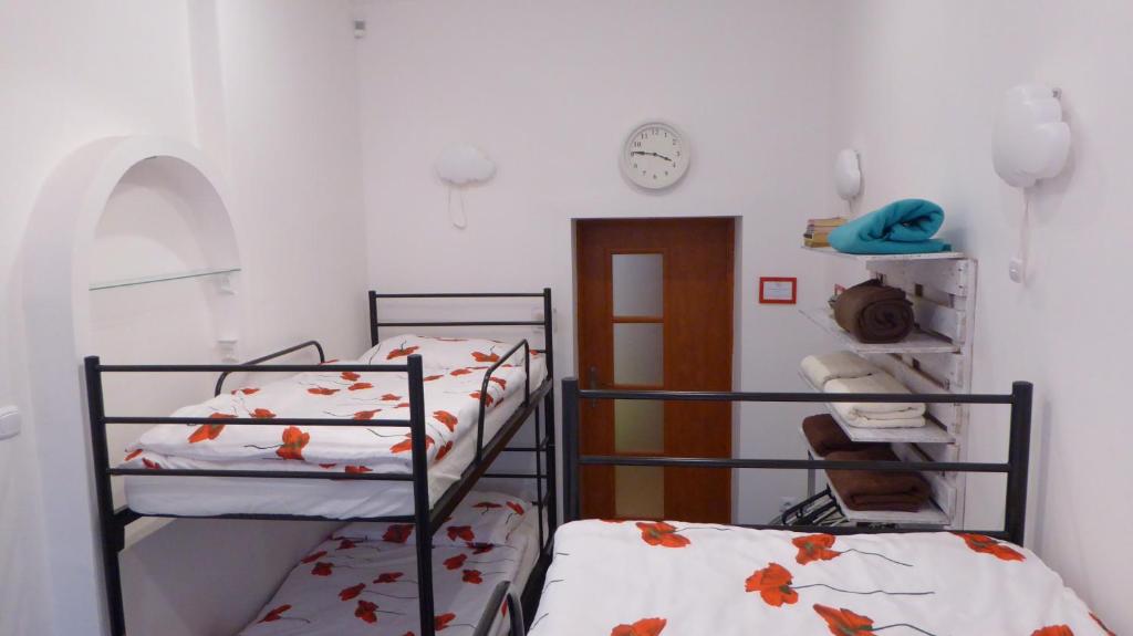 Łóżko lub łóżka w pokoju w obiekcie FlyFly Hostel , darmowy parking , rezerwuj przez urządzenia mobilne -10 procent