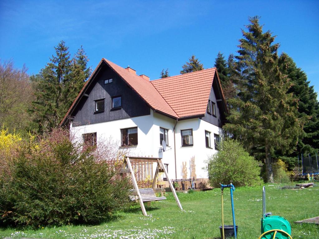 ein weißes Haus mit rotem Dach in der Unterkunft Käuzchenkuhle in Sassnitz