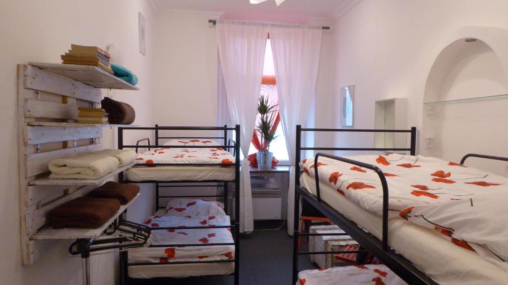 Łóżko lub łóżka w pokoju w obiekcie FlyFly Hostel , darmowy parking , rezerwuj przez urządzenia mobilne -10 procent